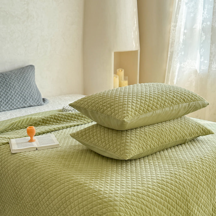 Diamond-Quilted Bedspread and Pillow Sham Set