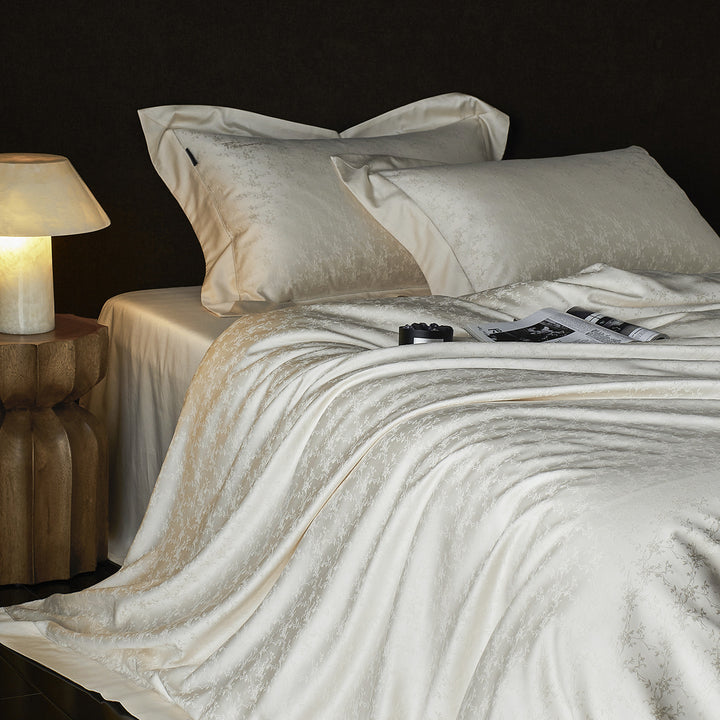 Premium bedding set with fine jacquard pattern and hotel closure Stornfield