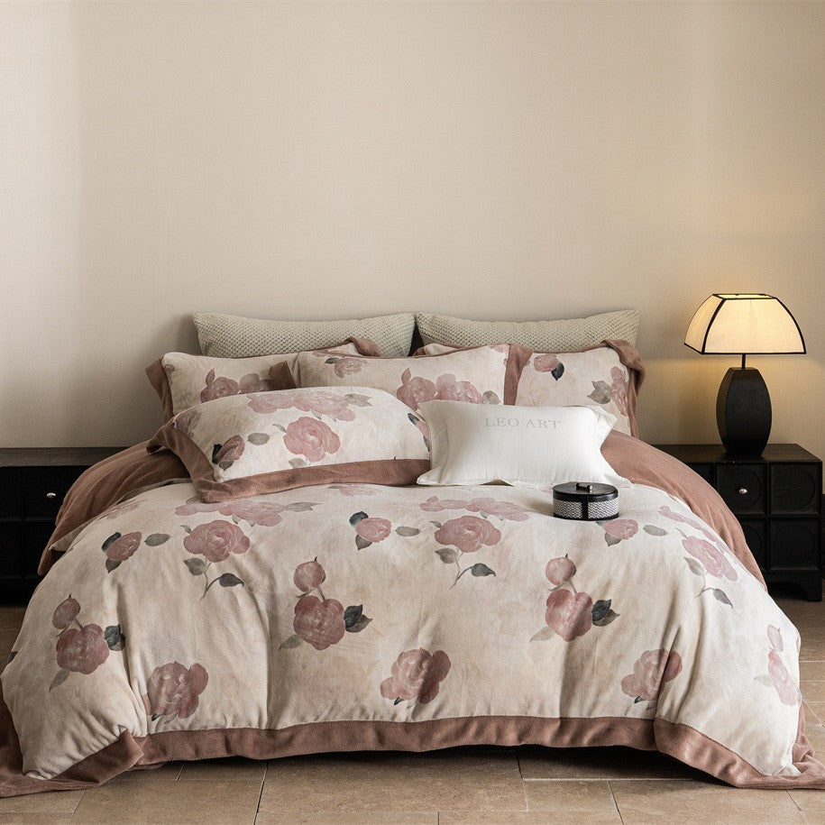 Luxurious reversible bedding set with velvety edging and abstract Ikat pattern