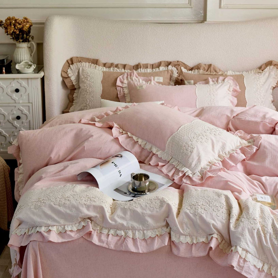 Bedding set made of cotton-linen with crochet lace trim, embroidered borders and ruffled edge