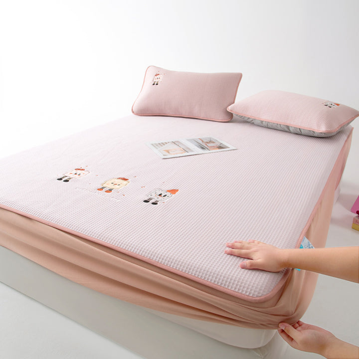 Children's mattress topper with non-slip underside, breathable waffle structure & embroidered animal motifs
