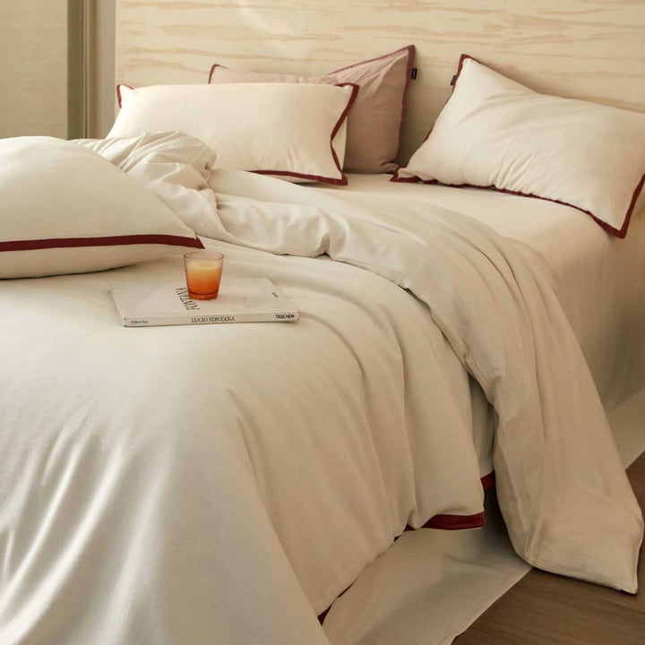 Stonewashed cotton bed linen set with contrasting piping and soft touch