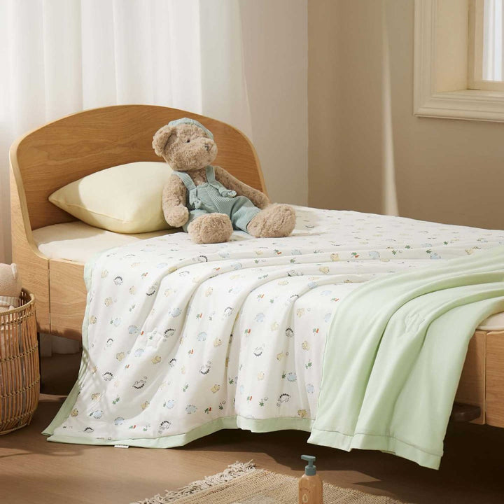 Double-layer baby crawling blanket made of cotton jersey with light padding and delicate all-over animal print