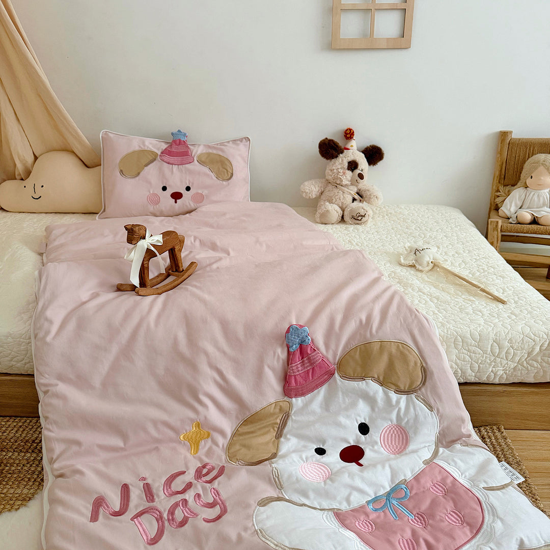 Children's sleeping bag and pillowcase set with quilted dog motif appliqué
