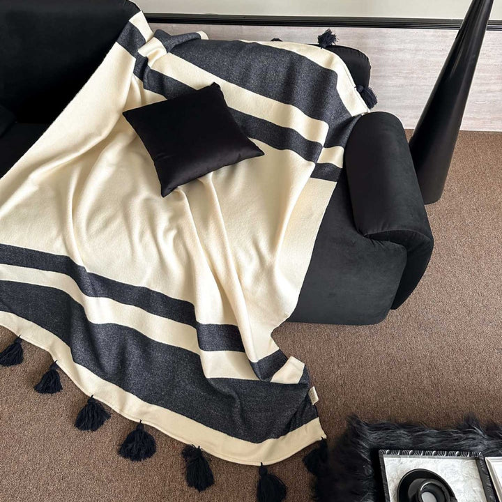Throw blanket with tassels and wide stripe pattern