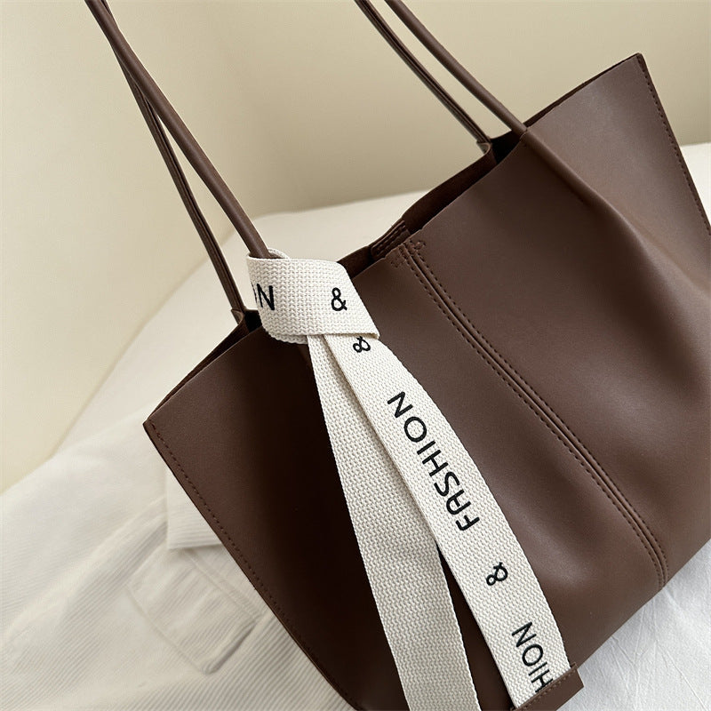 Fashionable Structured Tote Bag with Trendy Strap
