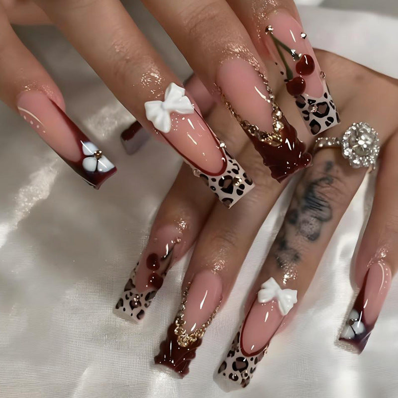 Artificial nail set with extravagant designs Stornfield