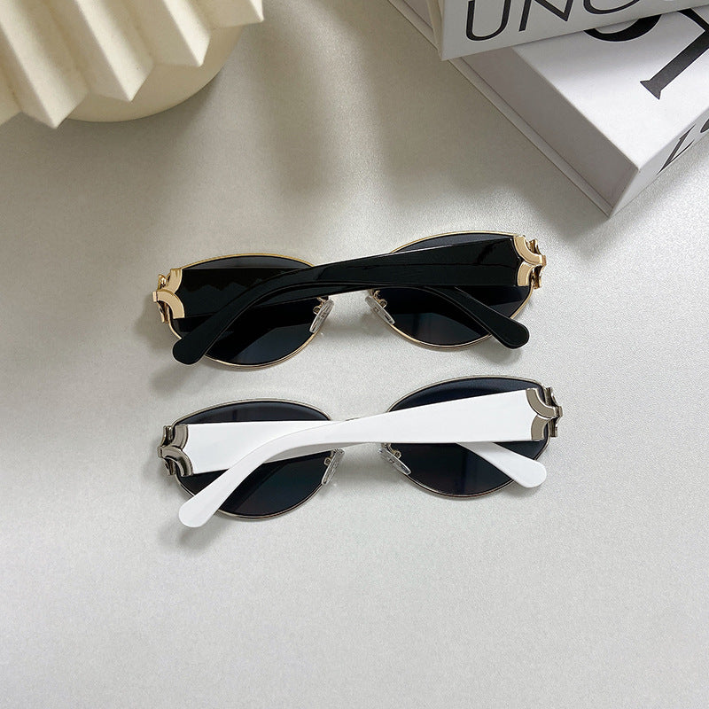 Fashionable Cat-Eye Sunglasses with Golden Frame Stornfield