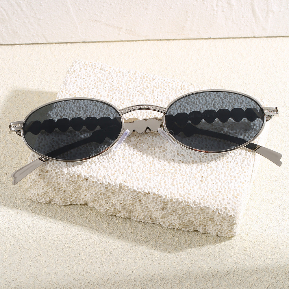 Fashionable sunglasses with oval frame and luxurious accent Stornfield