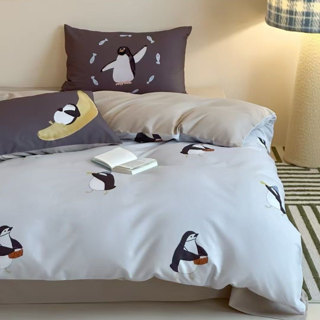 Multi-piece duvet cover and pillowcase set made of cotton muslin with illustrative teddy bear family print