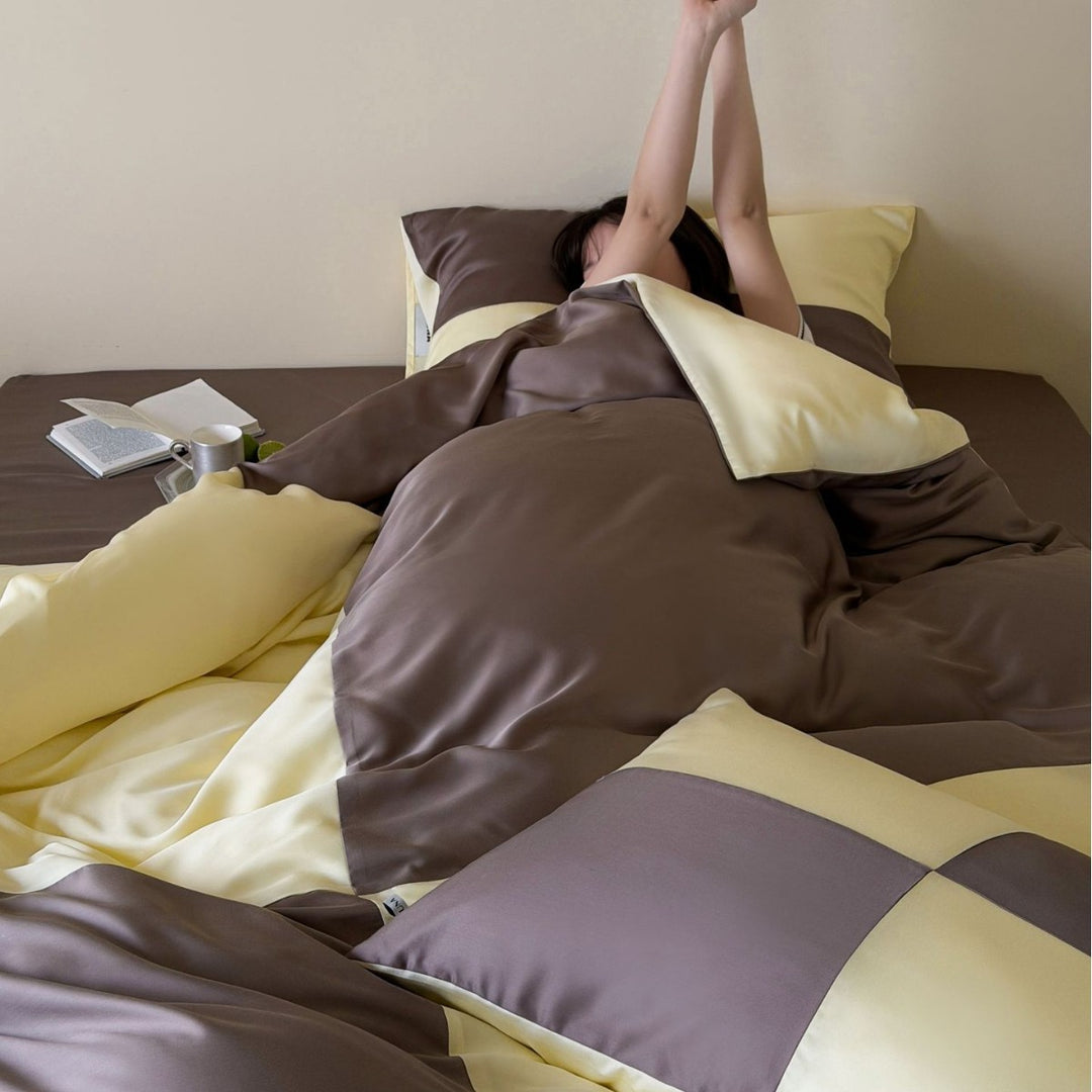 Reversible glossy satin bedding set with contrasting panels and silky touch