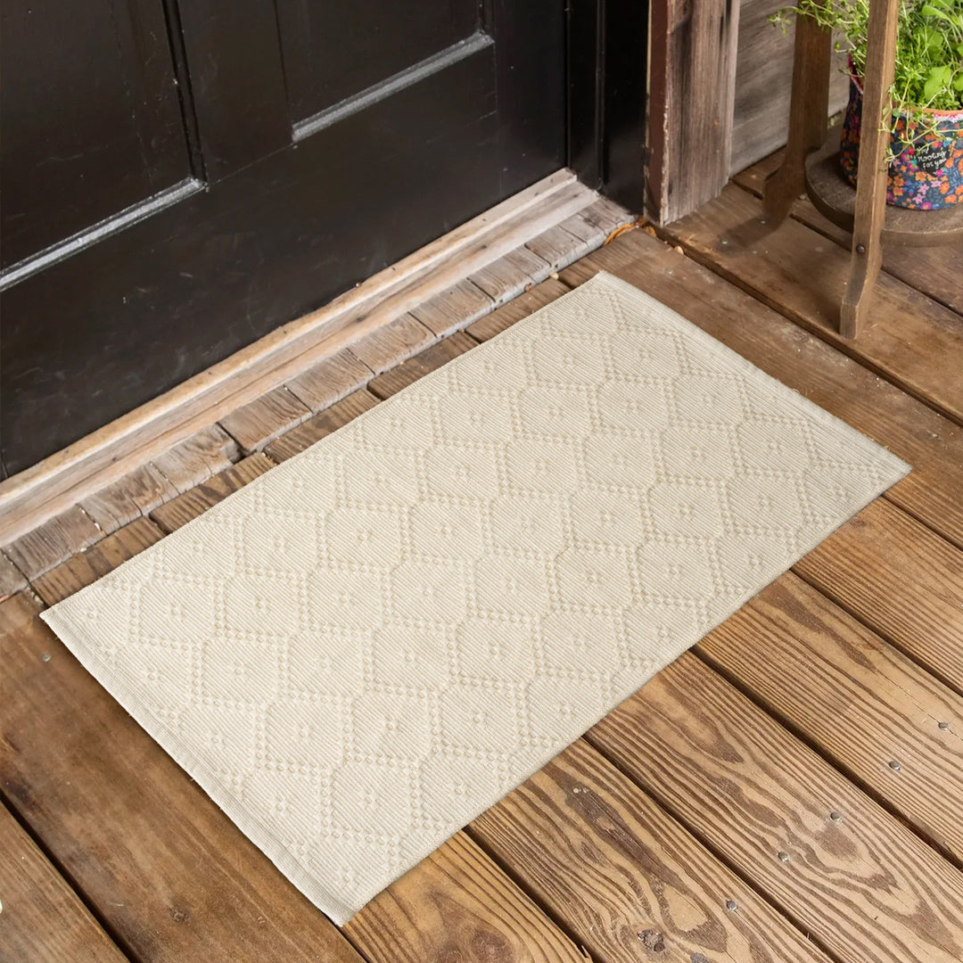 Rectangular woven table mat with diamond structure and fine cotton blend