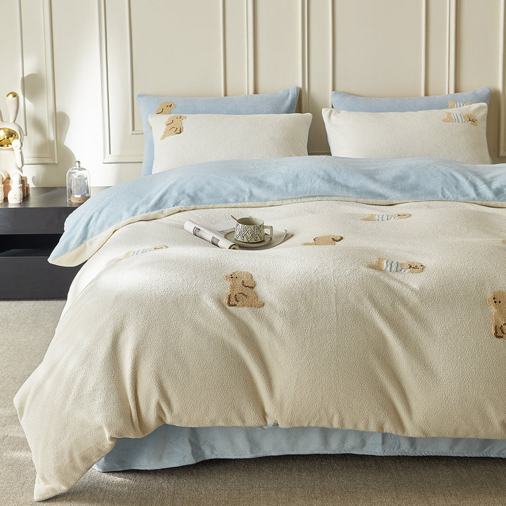 Reversible Sherpa bedding set with embroidered dog motifs
