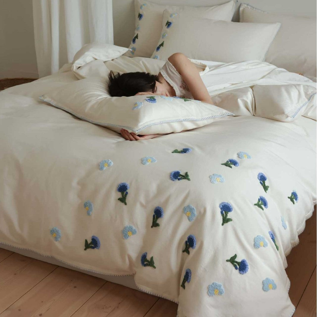Luxurious bedding set made of cotton satin with hand-stitched floral appliqués