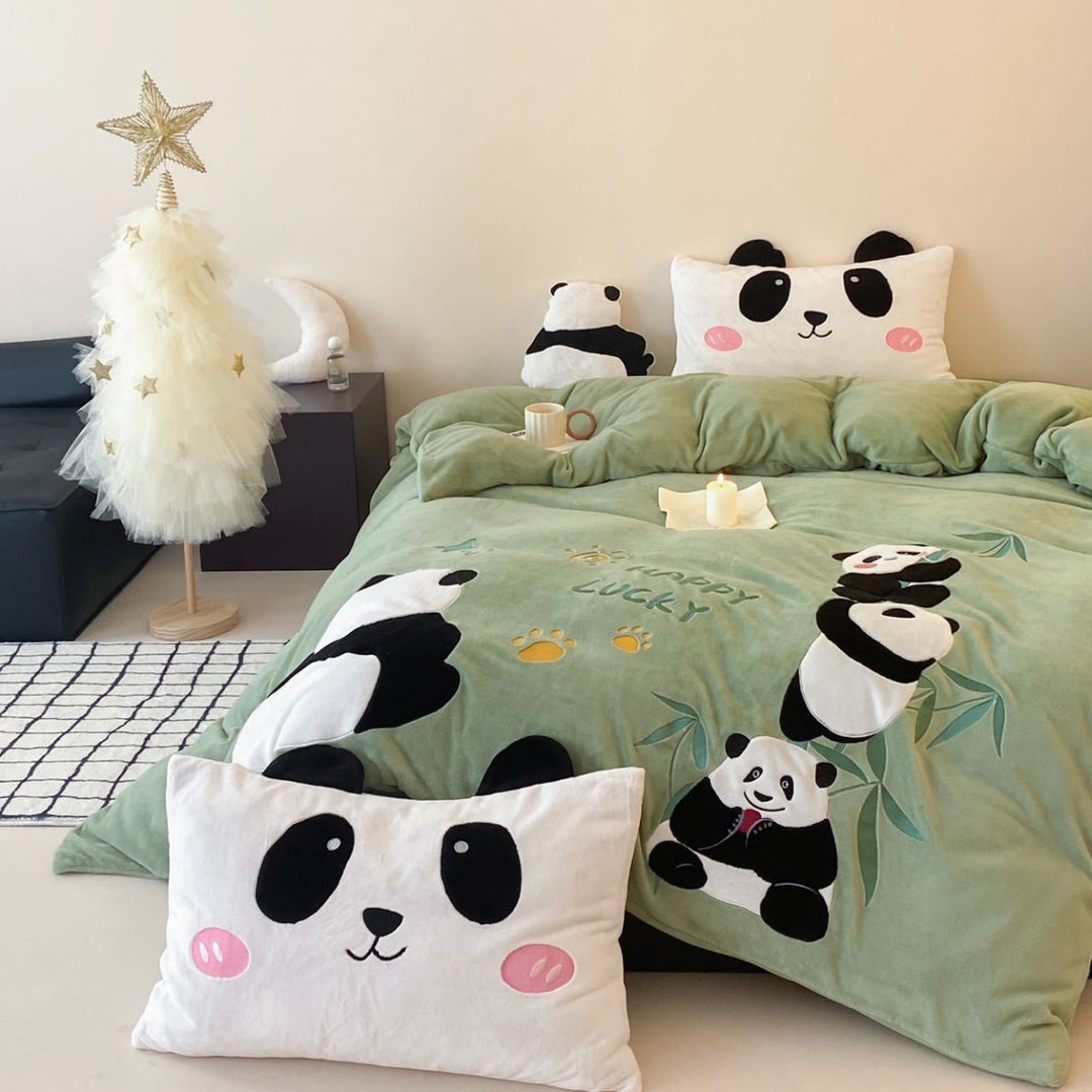 Children's bedding set with cozy microfiber blanket and 3D panda appliqués