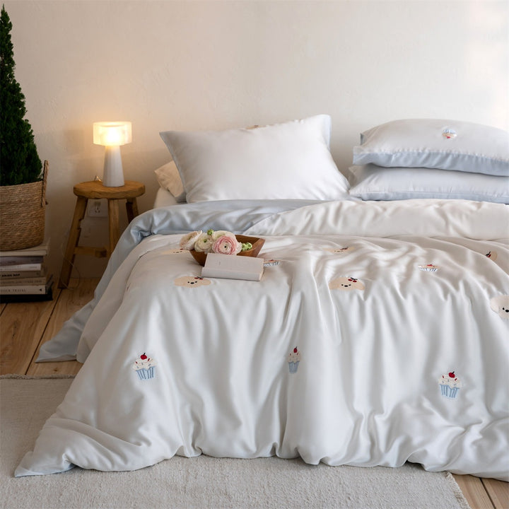 Satin bedding set with fine balloon and animal embroidery