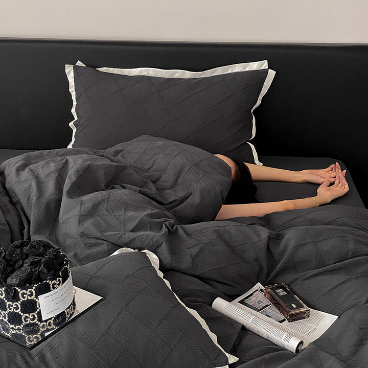 Padded duvet set made of cotton satin with contrasting piping edge