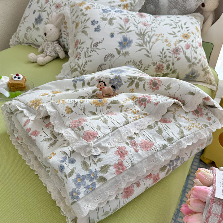 Women Cozy Bedspread with Playful Floral Pattern Stornfield