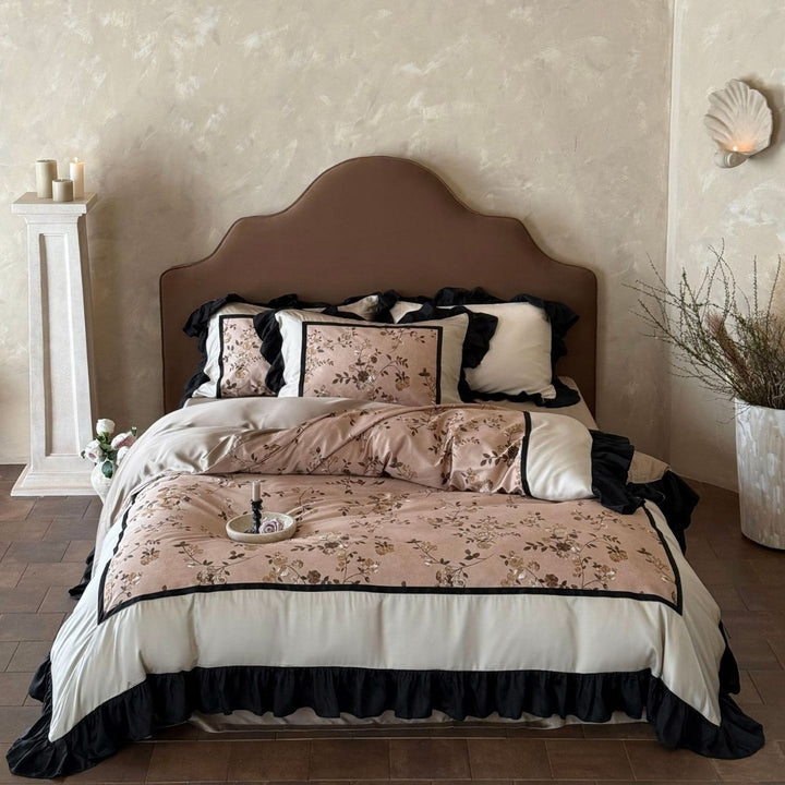 Bedding set with floral print and decorative ruffles