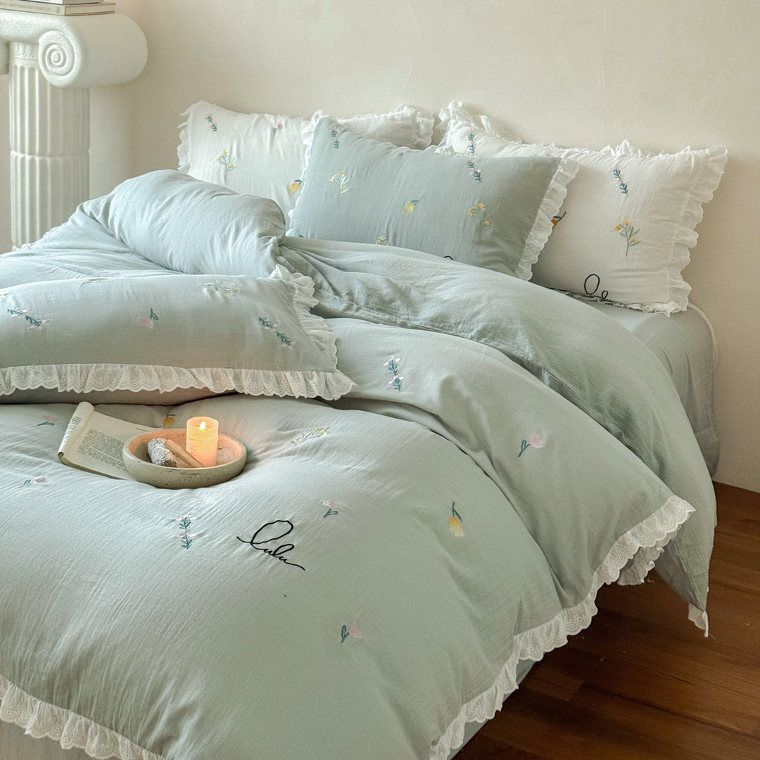 Bedding set made of washed linen-cotton blend with lace ruffle and delicate floral embroidery