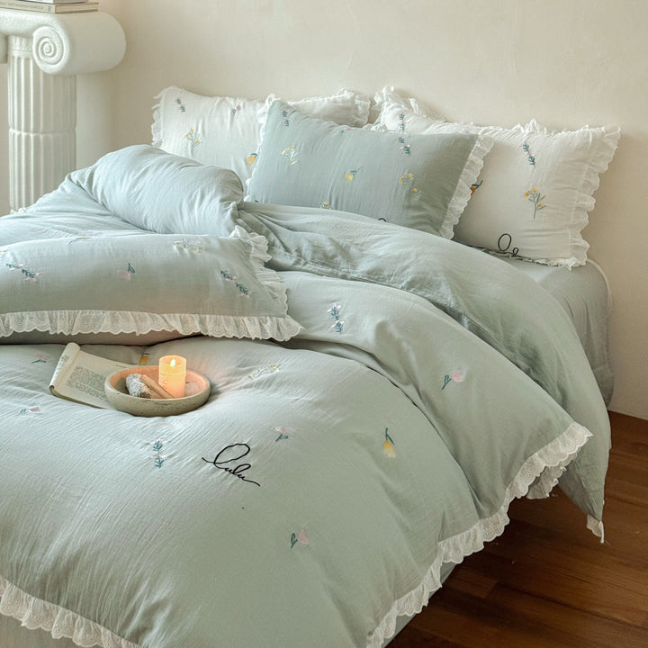 Bedding set made of washed linen-cotton blend with lace ruffle and delicate floral embroidery