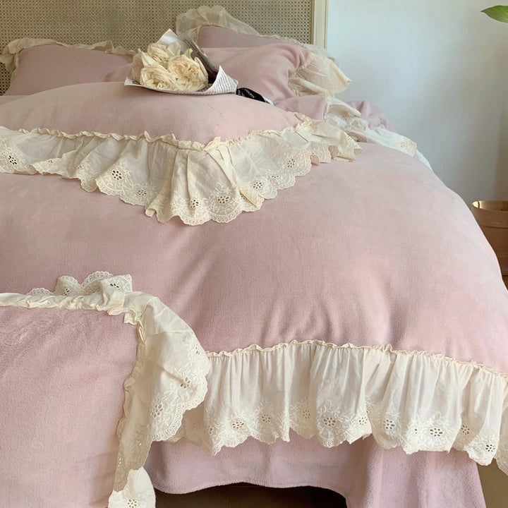 Cozy microfleece bedding set in vintage cottage style with cotton lace trim