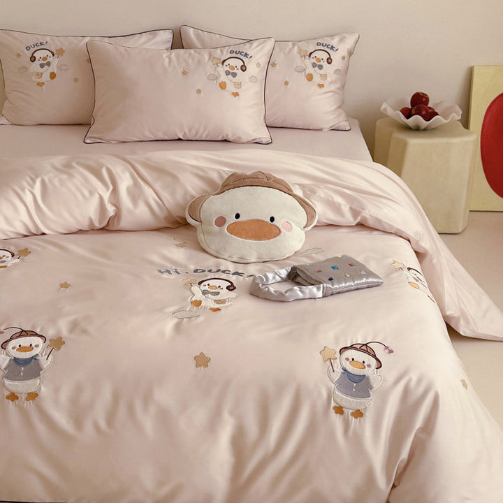 Children's bedding set made of cotton satin with stitched duck appliqués and fitted sheet