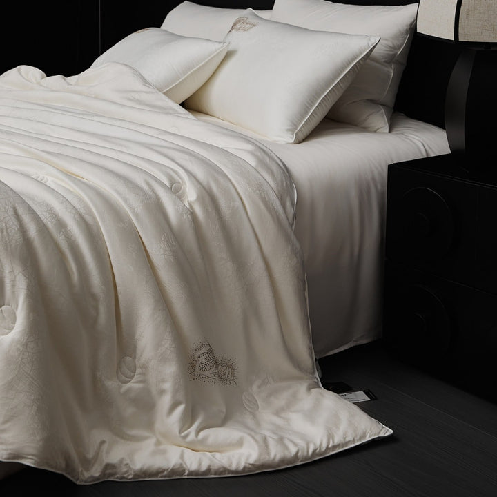 Quilted comfort duvet with fine jacquard structure and decorative button quilting