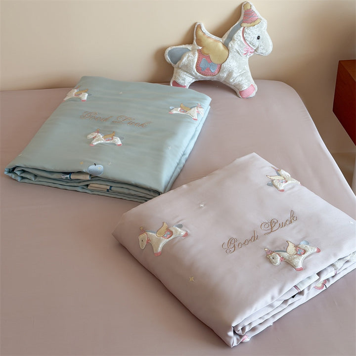 Children's bedding set with appliquéd animal figures, satin cover and quilted blanket