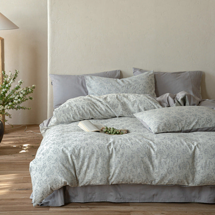 Duvet cover set made of cotton Renforcé with fine Toile flower pattern and extra soft jersey fitted sheet
