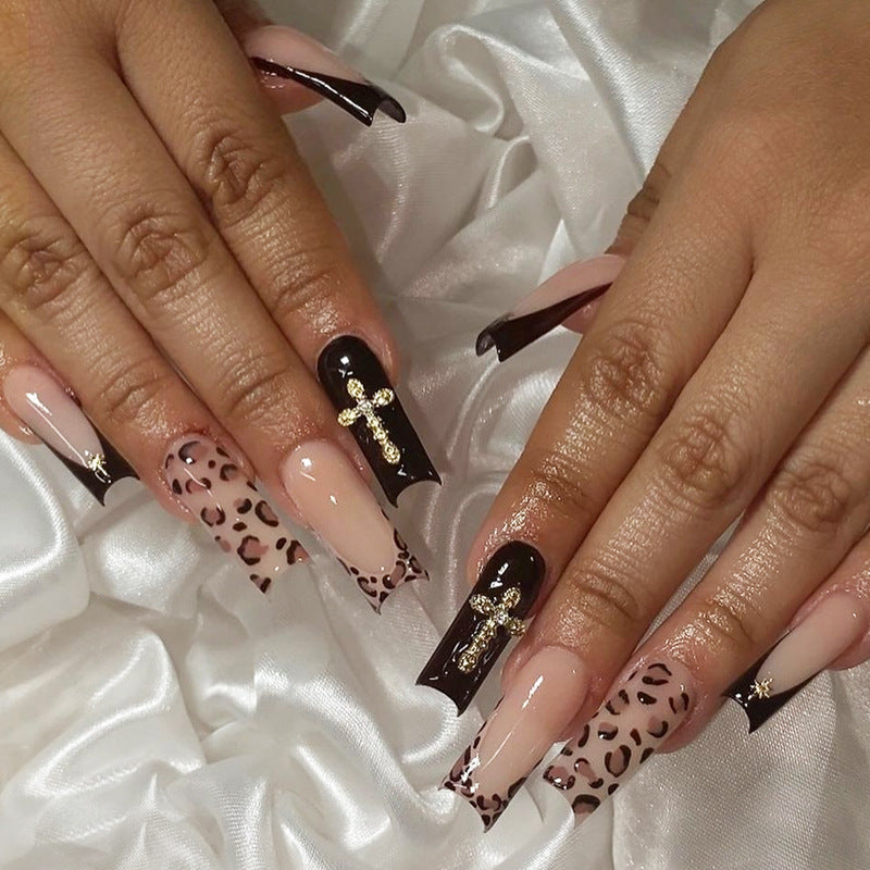 Artificial nail set with aesthetic accents and elegant designs Stornfield