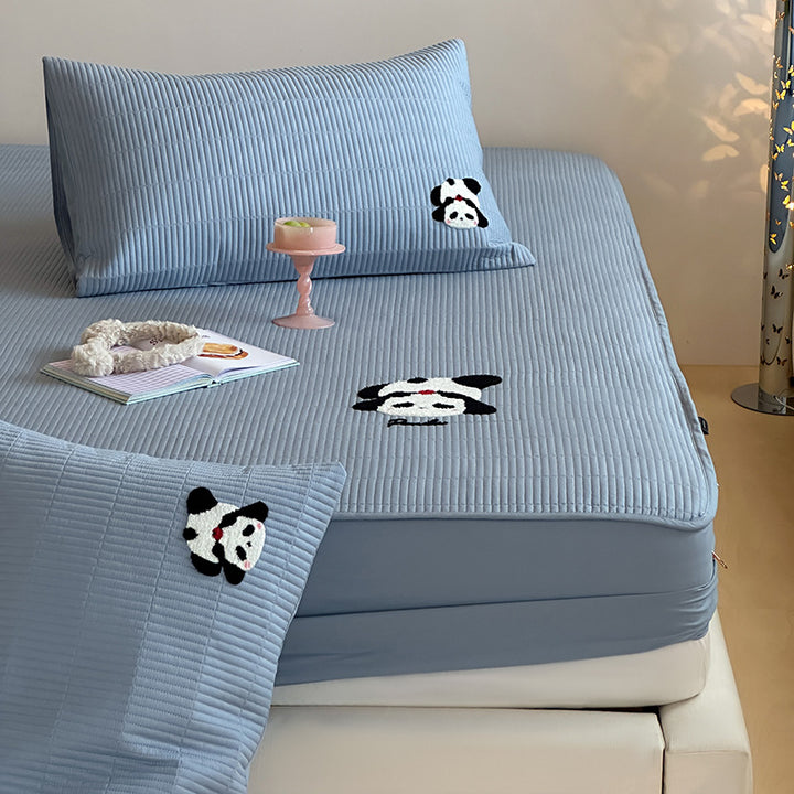 Padded mattress pad with ribbed structure, elastic fitted edge, and panda embroidery