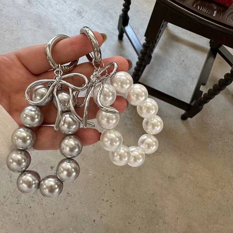 Elegant Pearl and Silver Keychain Holder Stornfield