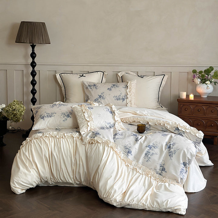Bedding set in vintage floral pattern with ruffled frill and bow pillowcase