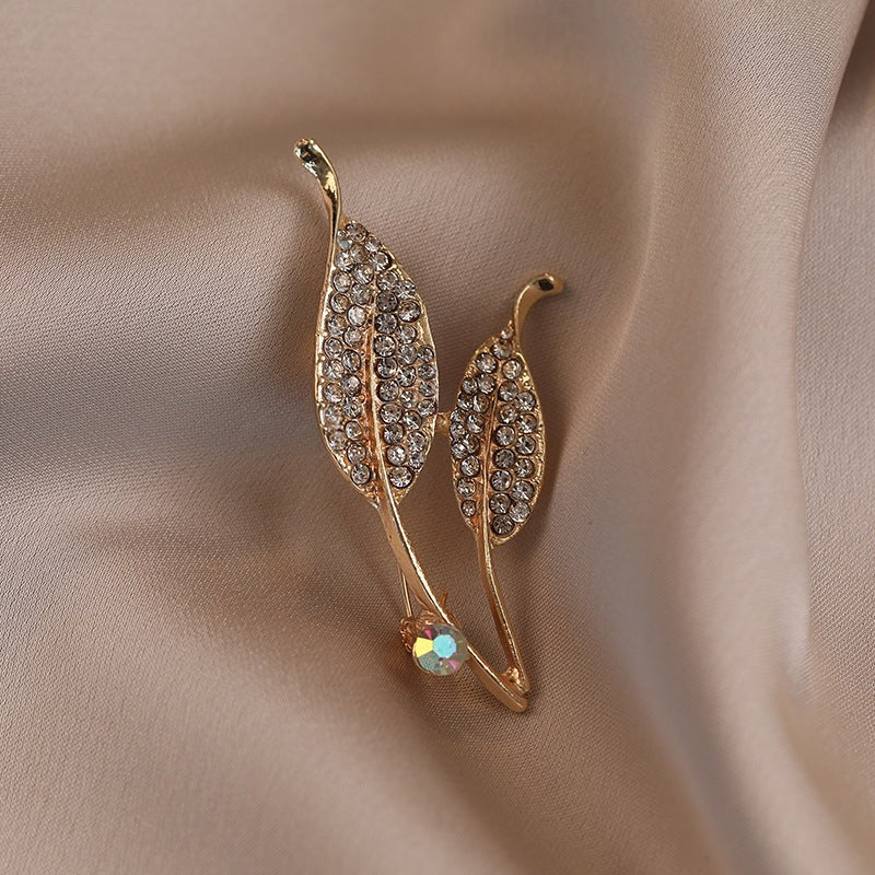Elegant brooch with leaf shape and crystals Stornfield