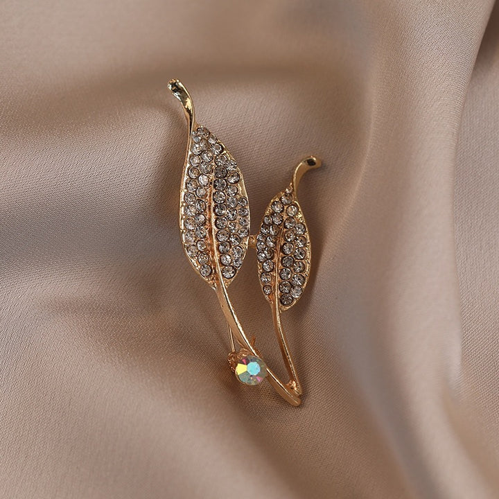 Elegant brooch with leaf shape and crystals Stornfield