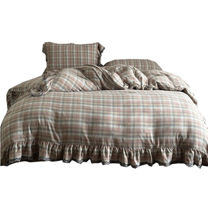 Bedding set with check pattern, ruffles and lace trim