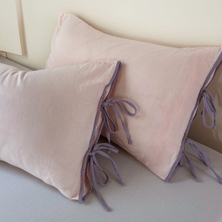 Pillowcase set in washed linen look with decorative ties