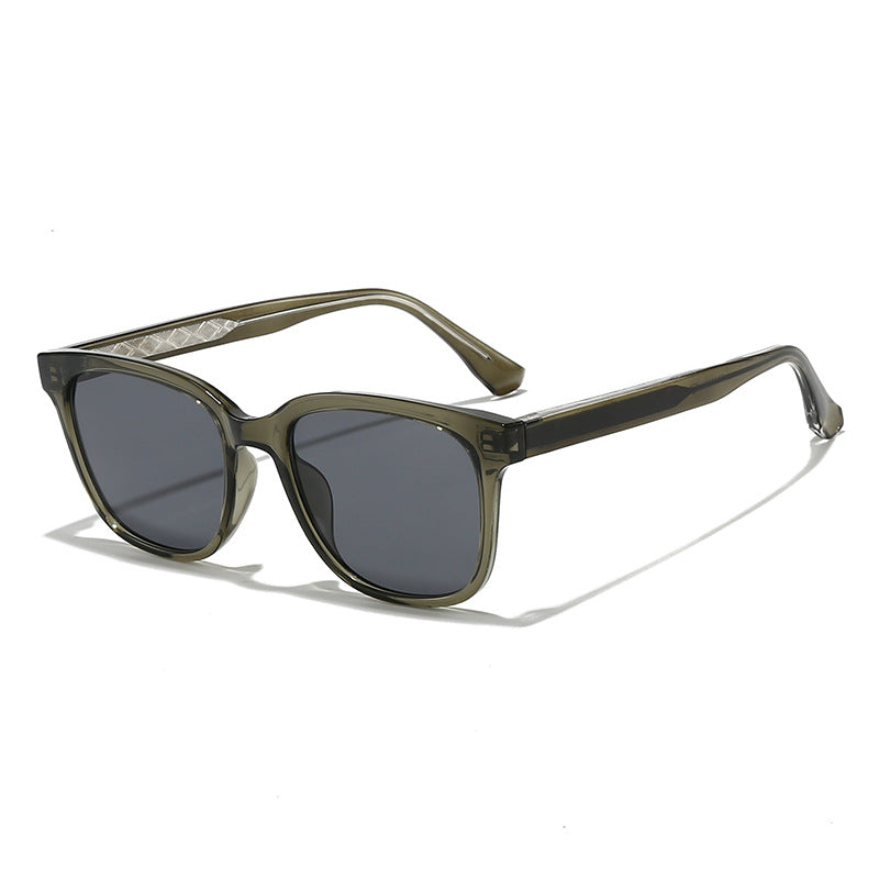 Women Retro-inspired Sunglasses with protected UV filter and sturdy frame Stornfield