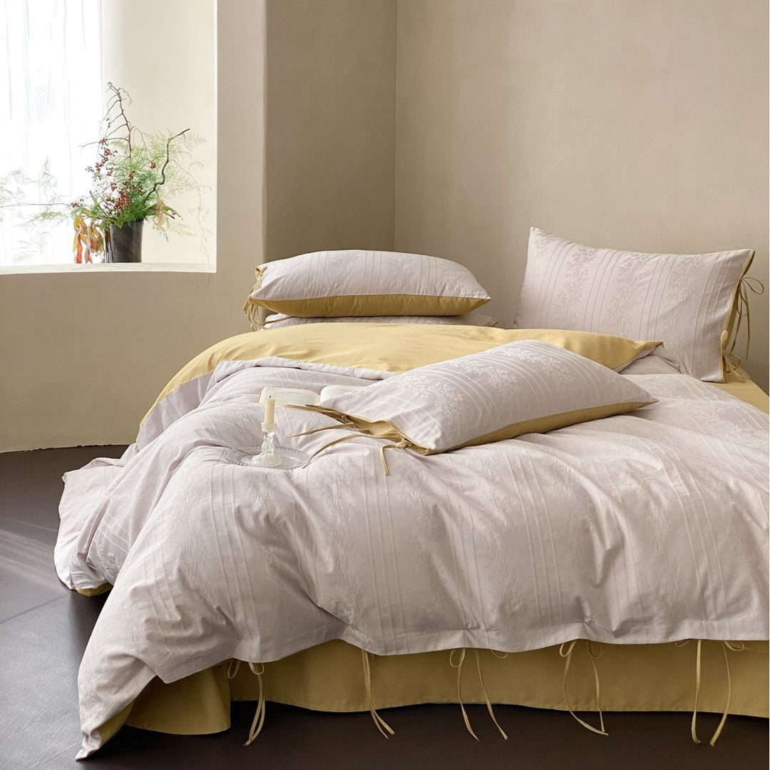 Finely woven cotton jacquard bedding set with decorative ties