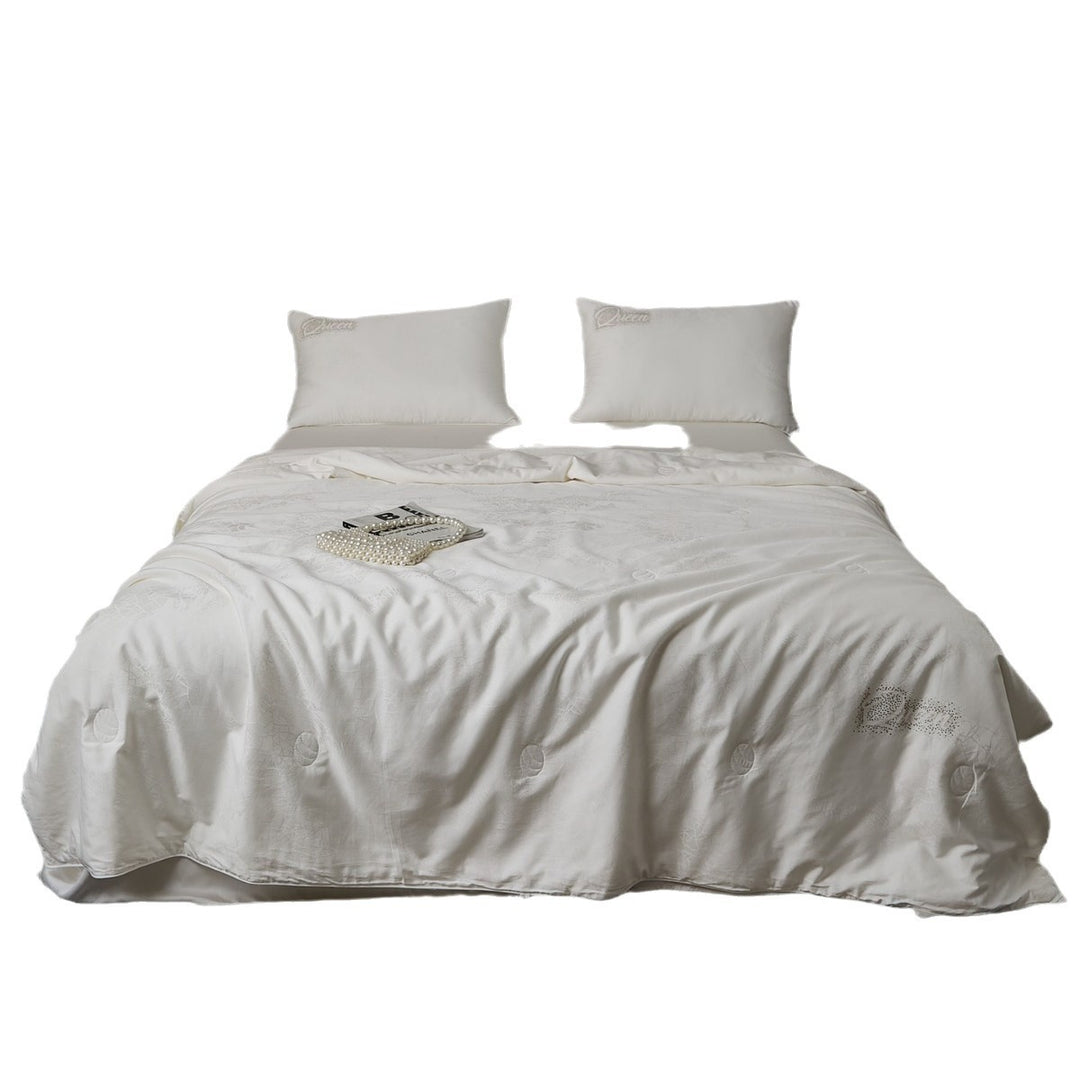 Quilted comfort duvet with fine jacquard structure and decorative button quilting