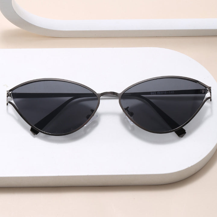 Fashionable Cat-Eye Sunglasses with Thin Metal Frame Stornfield