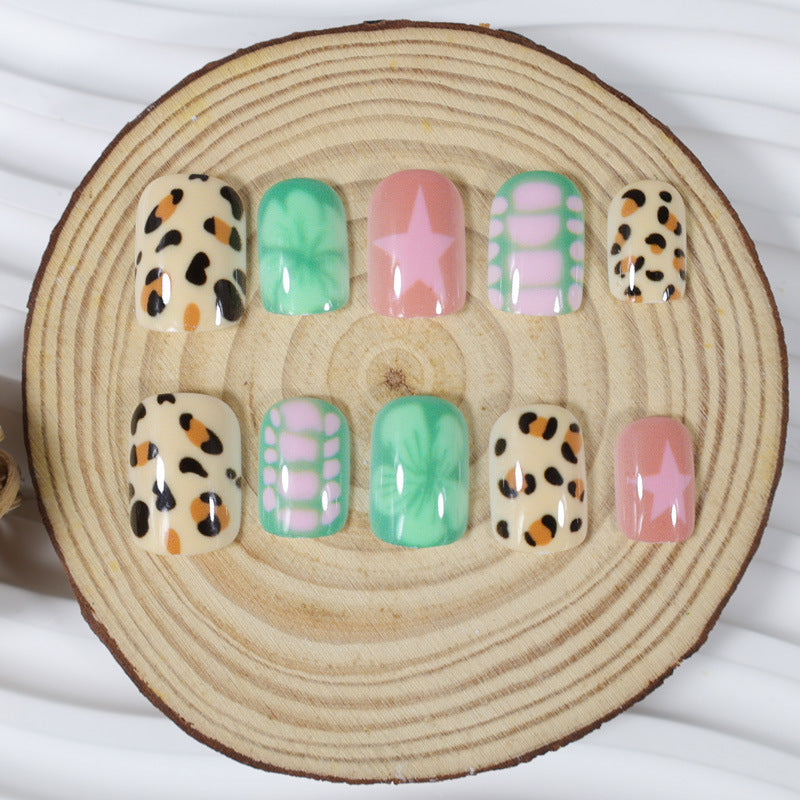 Nail kit with modern animal and flower designs Stornfield
