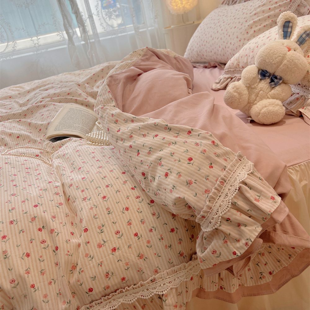 Romantic bedding set with lace ruffle, frills and fine rose stripe
