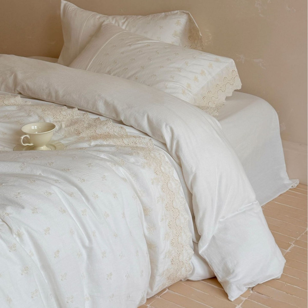 Exclusive cotton-linen bedding set with broderie anglaise and ruffled edge