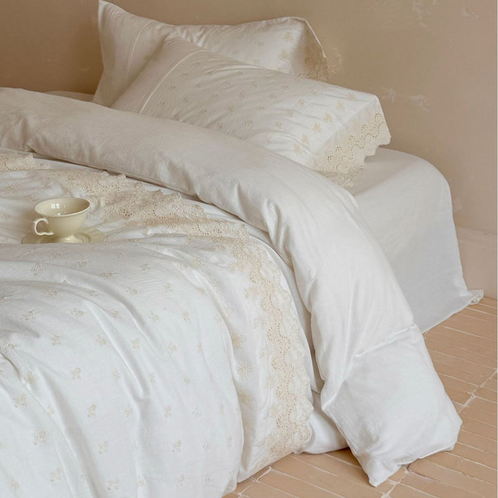 Exclusive cotton-linen bedding set with broderie anglaise and ruffled edge