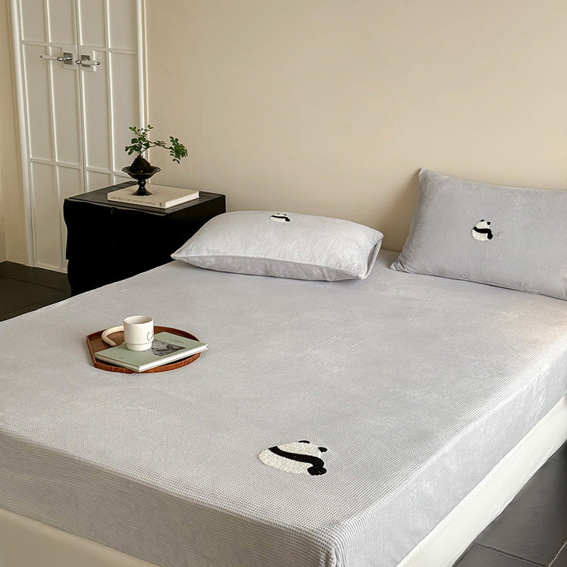 Elastic fitted sheet set made of waffle pique with embroidered panda applique