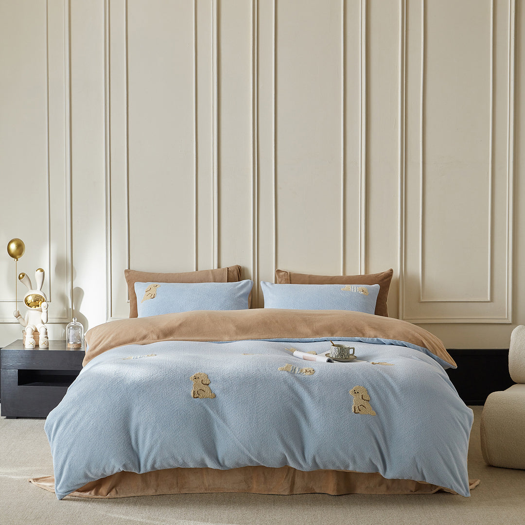 Reversible Sherpa bedding set with embroidered dog motifs