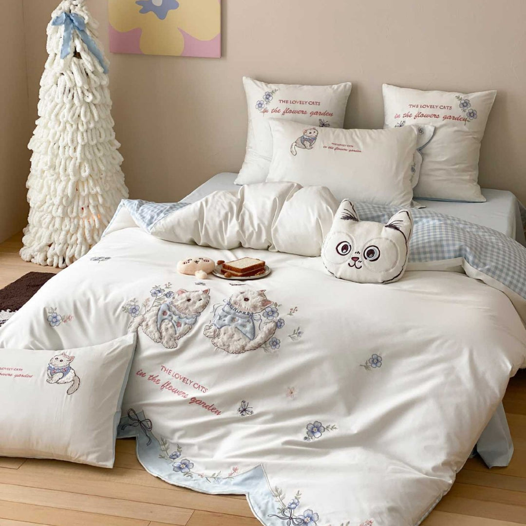 Embroidered bedding set with cat motif, wavy ruffle and reversible function