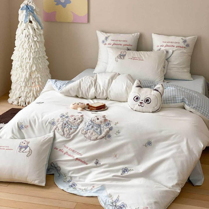 Embroidered bedding set with cat motif, wavy ruffle and reversible function